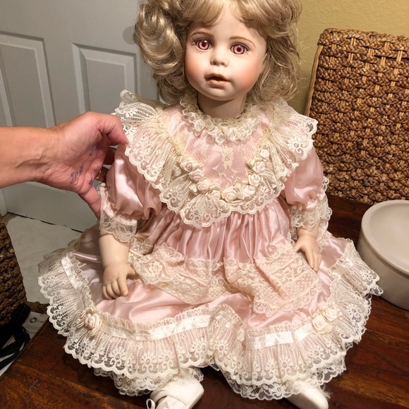 #82 1996-2000 Thelma Reach 22” Porcelain Doll Blonde Hair Pink Eyes & Dress - Picture 5 of 16